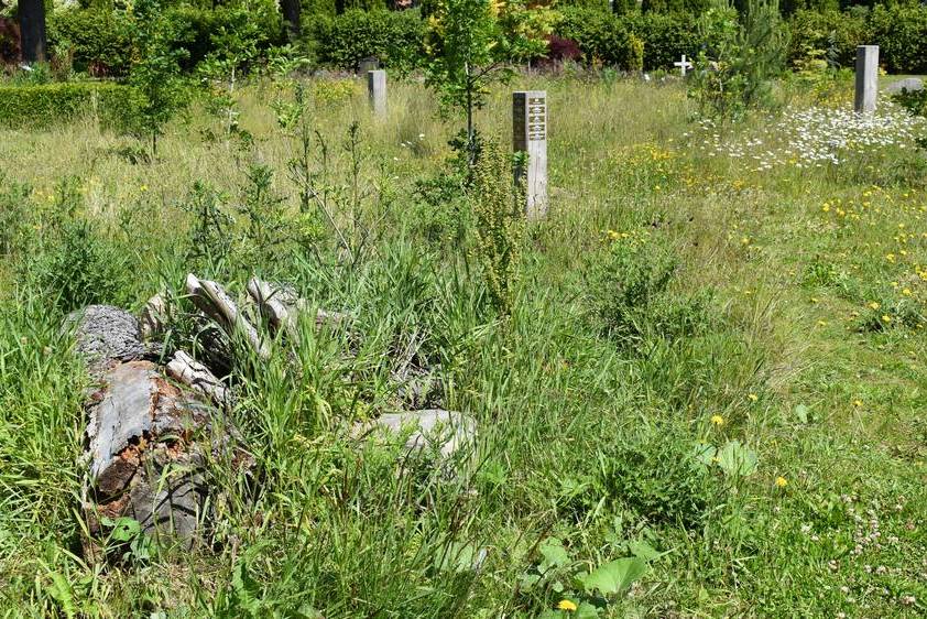 Christianslunden Skovkirkegård med navnepæle